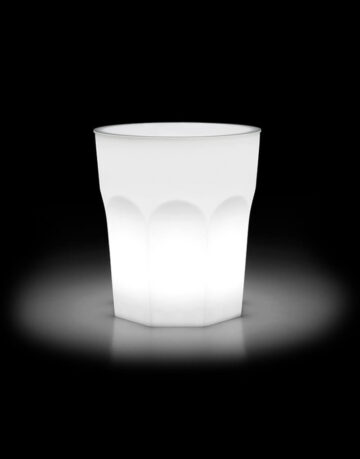 Mobilier pentru exterior - Dimensiunea sa face ca acest obiect sa fie potrivit pentru decoratiuni de plante medii/mari, sau pentru a deveni punctul de referinta a unui eveniment, devenind un pahar plin cu gheata unde puteti raci sticlele de bauturi.