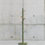 Accessories - Caddy hanger has a lacquered steel structure and offers 6 or 8 hangers made of solid beech wood or polypropylene