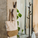 Accesorii - Cuierul Caddy este disponibil din lemn masiv de fag sau polipropilena, in oricare dintre culorile noastre si sunt oferite in pachete a cate trei unitati.