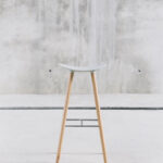 Scaune de bar - Scaunul de bar Coma cu patru picioare din stejar natural are trei inaltimi disponibile: cea mica, cea inalta, potrivita cafenelelor, baruri si restaurante si varianta mediu-inalta, potrivita spatiilor corporatiste si rezidentiale.