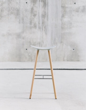 Scaune de bar - Scaunul de bar Coma cu patru picioare din stejar natural are trei inaltimi disponibile: cea mica, cea inalta, potrivita cafenelelor, baruri si restaurante si varianta mediu-inalta, potrivita spatiilor corporatiste si rezidentiale.