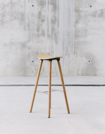 Scaune de bar - Scaunul de bar Coma cu patru picioare din stejar natural are trei inaltimi disponibile: cea mica, cea inalta, potrivita cafenelelor, baruri si restaurante si varianta mediu-inalta, potrivita spatiilor corporatiste si rezidentiale.