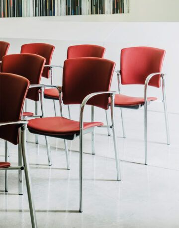 Scaune - Eleganta acestui model, face posibila integrarea sa cu usurinta in spatiile frecvent populate precum salile de asteptare, spitale si alte sectoare publice.