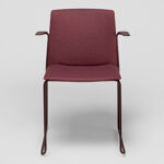 Scaune - Scaunul Ema cu spatar lat si cotiere, este un scaun rezistent, usor, stivuibil pana la 45 de unitati