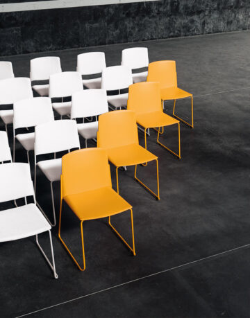 Scaune - Scaunul Ema cu spatar ingust si cotiere, este un scaun rezistent, usor, stivuibil pana la 45 de unitati.