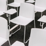 Scaune - Scaunul Ema cu spatar ingust si cotiere, este un scaun rezistent, usor, stivuibil pana la 45 de unitati.