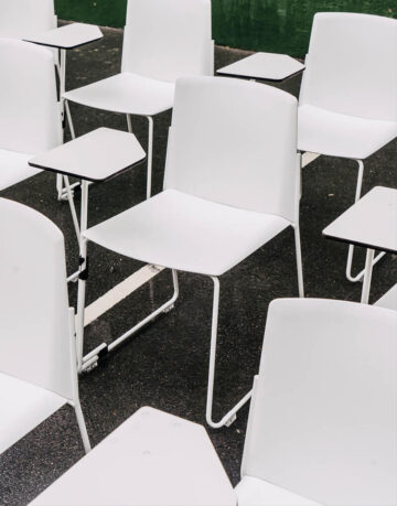 Scaune - Scaunul Ema cu spatar ingust si cotiere, este un scaun rezistent, usor, stivuibil pana la 45 de unitati.