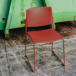 Scaune - Scaunul Ema cu spatar lat si cotiere, este un scaun rezistent, usor, stivuibil pana la 45 de unitati