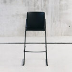 Scaune de bar - Scaunul de bar Ema cu spatar ingust este un scaun rezistent, usor, stivuib.