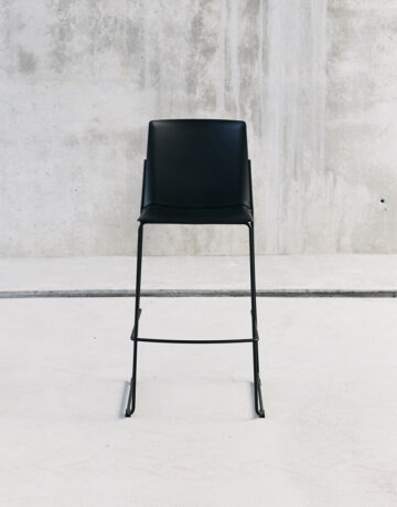 Scaune de bar - Scaunul de bar Ema cu spatar ingust este un scaun rezistent, usor, stivuib.