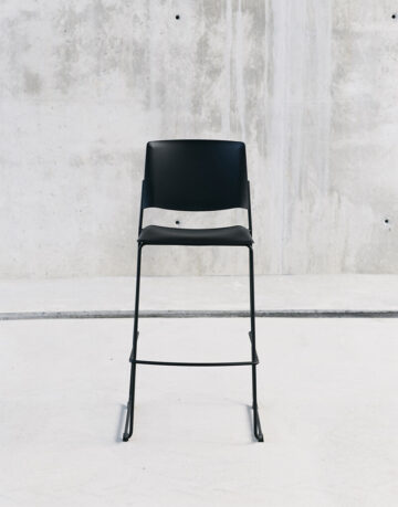 Scaune de bar - Scaunul de bar Ema cu spatar ingust este un scaun rezistent, usor, stivuib.