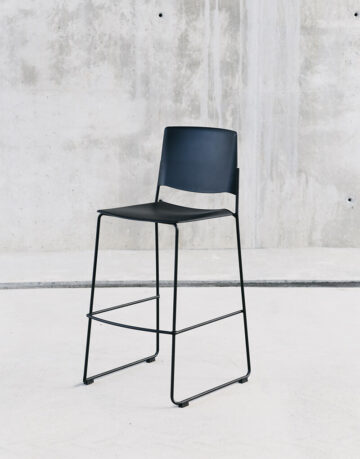 Scaune de bar - Scaunul de bar Ema cu spatar ingust este un scaun rezistent, usor, stivuib.