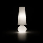 Lampadare - Cand este aprinsa, lampa Fade este de asemenea un accesoriu de mobilier, multumita finisajului special ce seamana cu piatra alba.