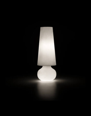 Lampadare - Cand este aprinsa, lampa Fade este de asemenea un accesoriu de mobilier, multumita finisajului special ce seamana cu piatra alba.