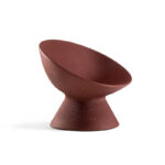 Acest fotoliu cu linii elegante si o suprafata dungata unica, finisaje ce amintesc de materialele naturale.