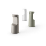 Scaune de bar - Un scaun de bar cu linii intrerupte ce au rolul de a servi sprijinul picioarelor.