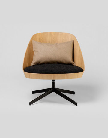 Scaune din lemn masiv - Colectia Kaiac ofera diferite combinatii din lemn de stejar si tapiterii, ce caracterizeaza evolutia si confortul scaunelor.