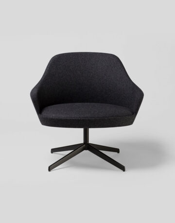 Scaune din lemn masiv - Colectia Kaiac ofera diferite combinatii din lemn de stejar si tapiterii, ce caracterizeaza evolutia si confortul scaunelor.