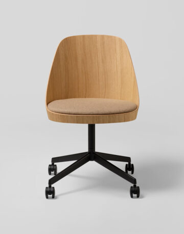 Scaune din lemn masiv - Colectia Kaiac ofera diferite combinatii din lemn de stejar si tapiterii, ce caracterizeaza evolutia si confortul scaunelor.