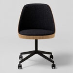 Scaune din lemn masiv - Colectia Kaiac ofera diferite combinatii din lemn de stejar si tapiterii, ce caracterizeaza evolutia si confortul scaunelor.