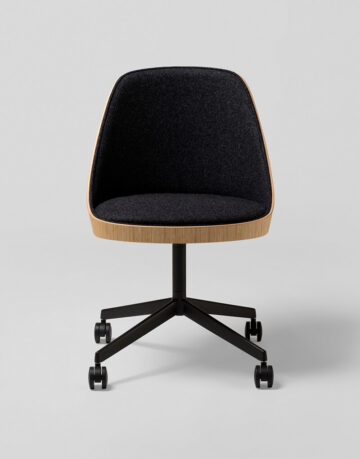 Scaune din lemn masiv - Colectia Kaiac ofera diferite combinatii din lemn de stejar si tapiterii, ce caracterizeaza evolutia si confortul scaunelor.