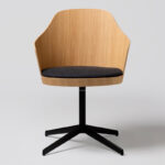 Scaune din lemn masiv - Colectia Kaiac ofera diferite combinatii din lemn de stejar si tapiterii, ce caracterizeaza evolutia si confortul scaunelor.