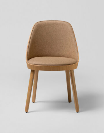 Scaune din lemn masiv - Colectia Kaiac ofera diferite combinatii din lemn de stejar si tapiterii, ce caracterizeaza evolutia si confortul scaunelor.