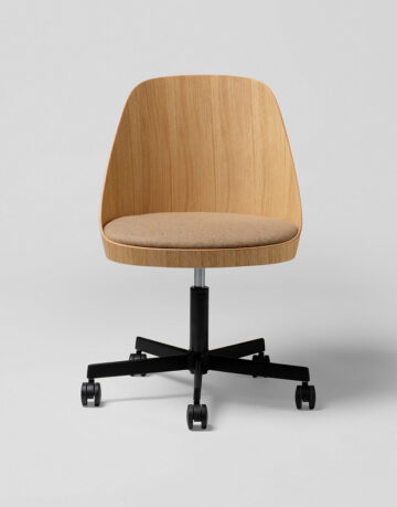 Scaune ergonomice - Colectia Kaiac ofera diferite combinatii din lemn de stejar si tapiterii, ce caracterizeaza evolutia si confortul scaunelor.