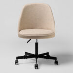 Scaune ergonomice - Colectia Kaiac ofera diferite combinatii din lemn de stejar si tapiterii, ce caracterizeaza evolutia si confortul scaunelor.