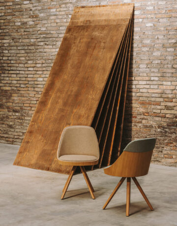 Scaune - Kaiac, un scaun rotativ din lemn cu scoica din stejar natural sau baituit.