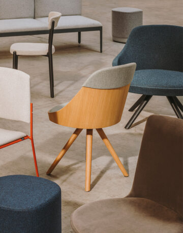 Scaune - Kaiac, un scaun rotativ din lemn cu scoica din stejar natural sau baituit.