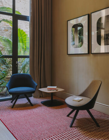 Scaune din lemn masiv - Colectia Kaiac ofera diferite combinatii din lemn de stejar si tapiterii, ce caracterizeaza evolutia si confortul scaunelor.