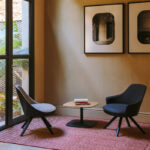 Scaune din lemn masiv - Colectia Kaiac ofera diferite combinatii din lemn de stejar si tapiterii, ce caracterizeaza evolutia si confortul scaunelor.