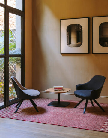 Scaune din lemn masiv - Colectia Kaiac ofera diferite combinatii din lemn de stejar si tapiterii, ce caracterizeaza evolutia si confortul scaunelor.