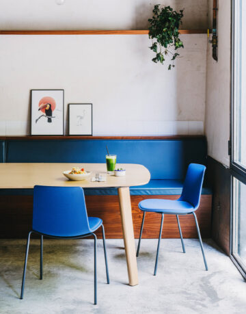 Scaune - Atat acasa, cat si in spatiile publice sau intime, designul scaunului Lottus este atractiv, indiferent de context.