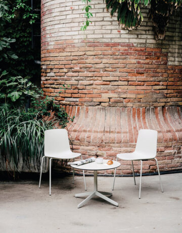 Scaune - Atat acasa, cat si in spatiile publice sau intime, designul scaunului Lottus este atractiv, indiferent de context.