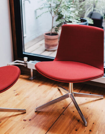 Scaune - Lotus Lounge un obiect perfect pentru mediile de lucru sau lectura, dar si pentru hoteluri.