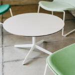 Mese - Mesele lottus sunt proiectate sa complementeze scaunele din familia Lottus, acestea fiind spuse, designul lor functional faciliteaza combinarea acesteia cu orice alta colectie.