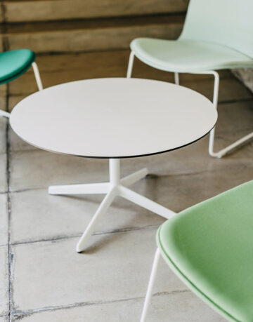 Mese - Mesele lottus sunt proiectate sa complementeze scaunele din familia Lottus, acestea fiind spuse, designul lor functional faciliteaza combinarea acesteia cu orice alta colectie.