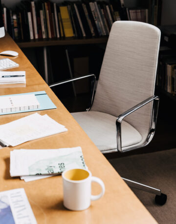 Scaune - Scaunul Lottus Conference este un scaun ce se potriveste perfect spatiilor de lucru, camere de intalnire sau birouri.