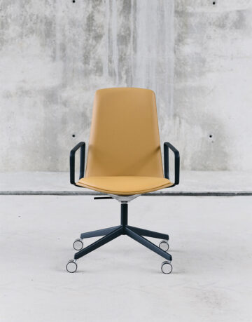 Scaune - Scaunul Lottus Conference este un scaun ce se potriveste perfect spatiilor de lucru, camere de intalnire sau birouri.