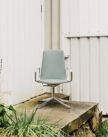 Scaune - Scaunul Lottus Conference este un scaun ce se potriveste perfect spatiilor de lucru, camere de intalnire sau birouri.