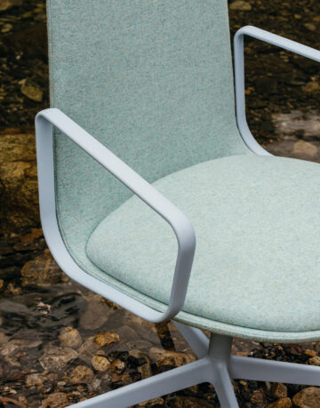 Scaune - Scaunul Lottus Conference este un scaun ce se potriveste perfect spatiilor de lucru, camere de intalnire sau birouri.