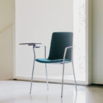 Scaunul cu cotiere Lottus High, este un scaun cu o structura cu patru picioare cromate sau lacuite, in plus, acest model are cotiere din aluminiu sau otel.