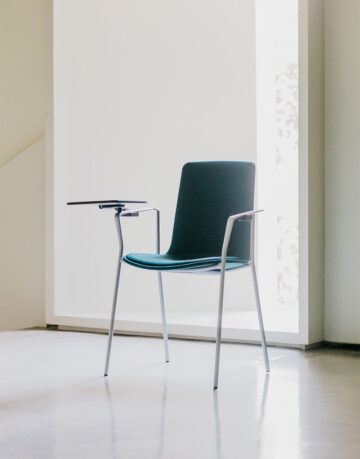 Scaunul cu cotiere Lottus High, este un scaun cu o structura cu patru picioare cromate sau lacuite, in plus, acest model are cotiere din aluminiu sau otel.