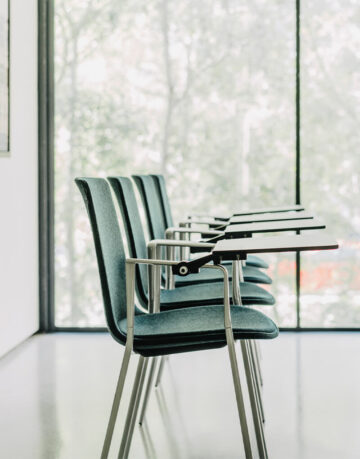 Scaunul cu cotiere Lottus High, este un scaun cu o structura cu patru picioare cromate sau lacuite, in plus, acest model are cotiere din aluminiu sau otel.