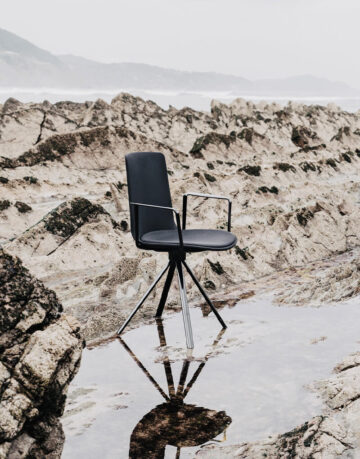 Scaune - Scaunul rotativ sau cu sezut fix Lottus High, este un scaun cu o structura cu patru picioare cromate sau lacuite.