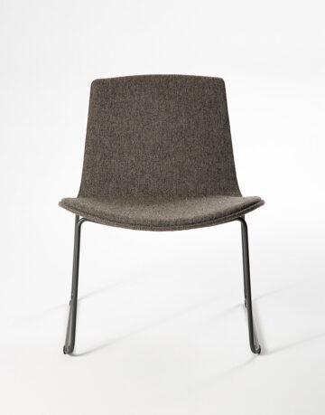 Scaune - Lottuls Lounge - Forma sa larga si relaxanta, dar si gama vasta de optiuni a finisajelor, caracterizeaza aceasta colectie ca fiind una confortabila, ideala pentru salile de asteptare si hoteluri.