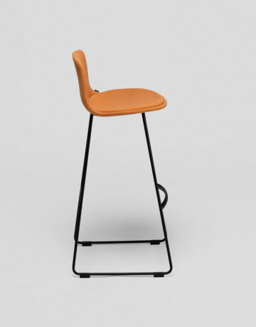 Scaune de bar - Scaunul de bar Lottus, este un scaun potrivit pentru cafenele, baruri si restaurante si varianta mediu-inalta, potrivita pentru corporatii si spatii rezidentiale.