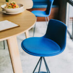 Scaune de bar - Scaunul de bar Lottus, este un scaun rotativ potrivit pentru cafenele, baruri si restaurante si varianta mediu-inalta, potrivita pentru corporatii si spatii rezidentiale.